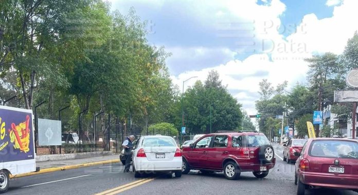 Se registra choque entre camioneta y taxi en Calzada Ventura Puente de Morelia