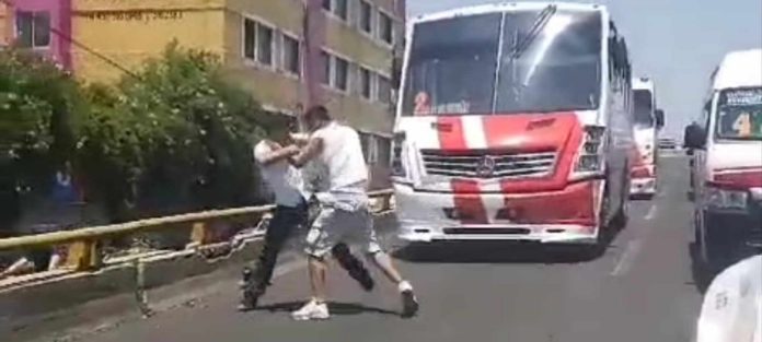 Camionero y motociclista se pelean en la Av. Madero Poniente de Morelia