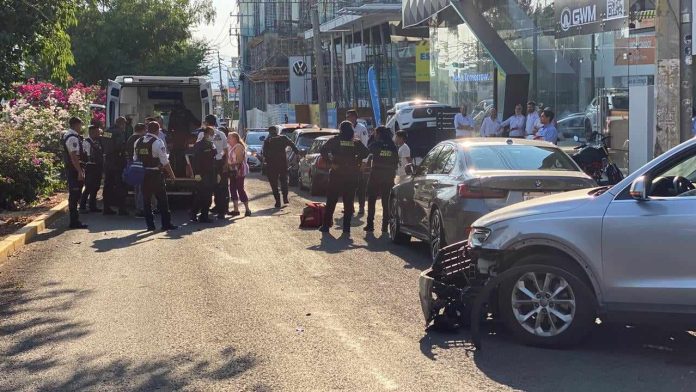 Choque entre camioneta y moto deja un herido en la Av. Acueducto de Morelia Choque entre camioneta y moto deja un herido en la Av. Acueducto de Morelia
