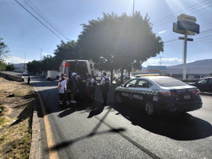 Mujer y motociclista quedan heridos frente a Macroplaza Estadio, en Morelia 