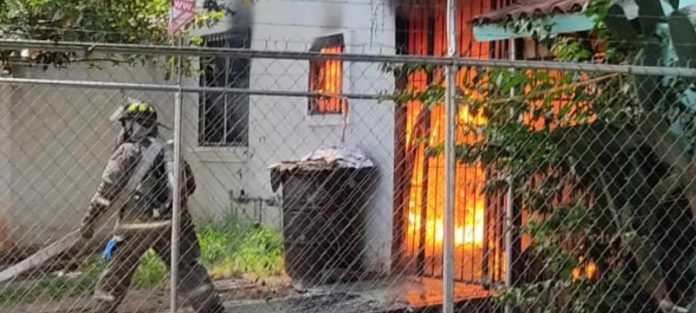 Se incendia domicilio tras estallido de tanque de gas en Villas del Pedregal