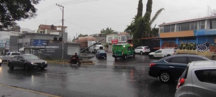 Tráiler se atora en cableado y derriba poste en la colonia Isaac Arriaga de Morelia Tráiler se atora en cableado y derriba poste en la colonia Isaac Arriaga de Morelia