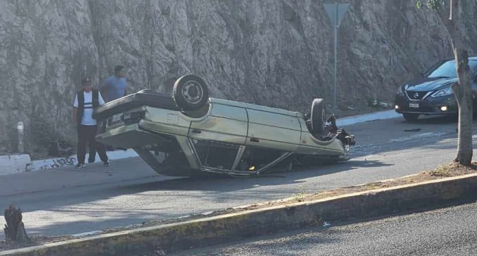 Vuelca auto en la Morelia-Mil Cumbres