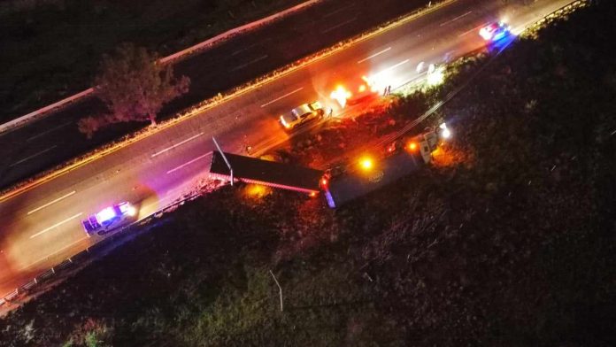 Tráiler cae a un desnivel de la Morelia-Salamanca