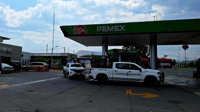 Criminales balean a hombre y a mujer para robarles sus vehículos, en Uruapan