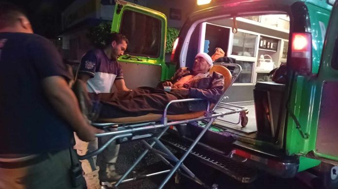 Grave motociclista tras derrape; buscan a su familia