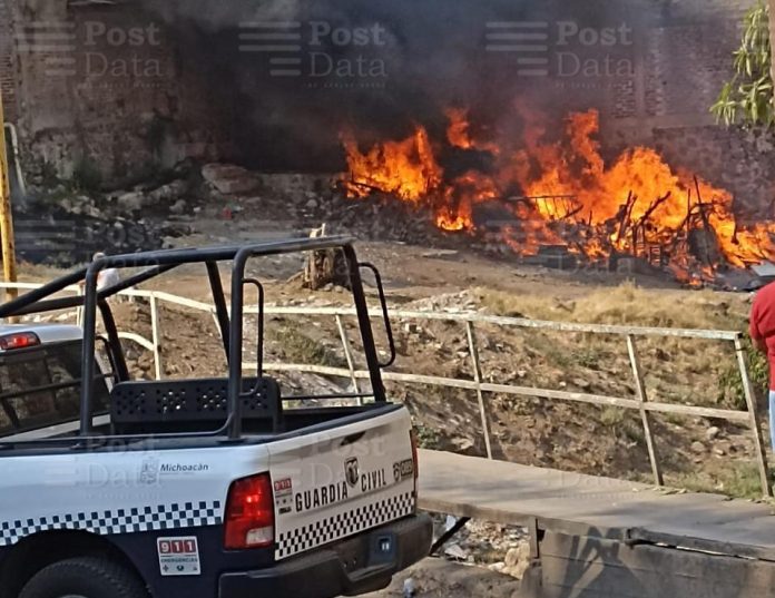 Desconocidos queman vivienda en Apatzingán Desconocidos queman vivienda en Apatzingán
