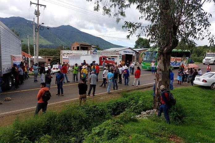 Consejo indígena realiza bloqueos carreteros; exige liberación de mujer vinculada a proceso por desaparición de dos comuneros