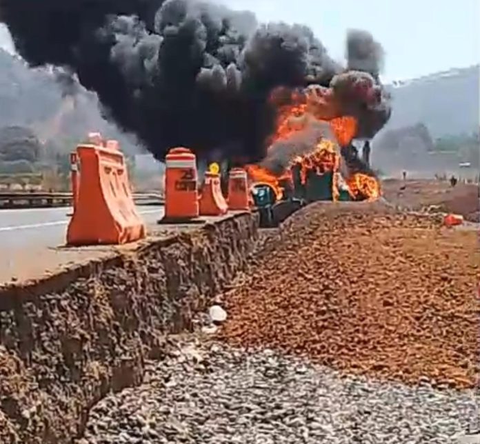 Camión se incendia tras embestir varios vehículos en la Autopista Siglo XXI