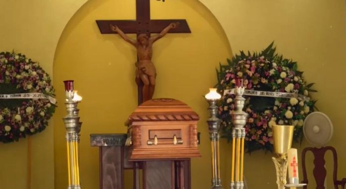 De manera privada, familiares y amigos velan los restos de la alcaldesa de Cotija
