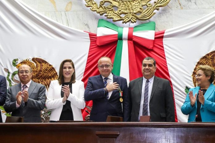 Condecoran con presea Melchor Ocampo a médico y artista plástico