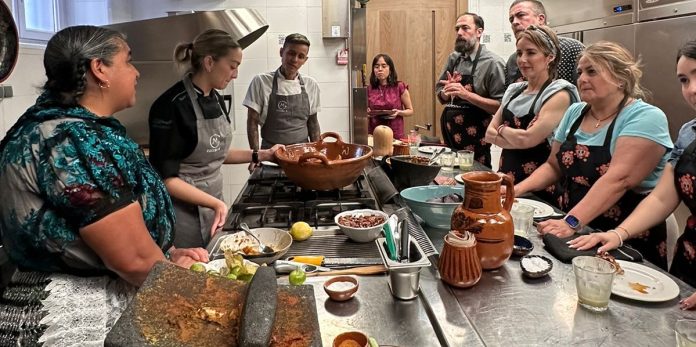 Con su sazón, cocinera tradicional michoacana conquista España