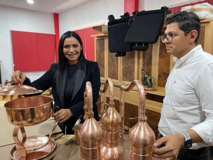 Celebra Araceli Saucedo Reyes reconocimiento internacional de las artesanías de Santa Clara del Cobre