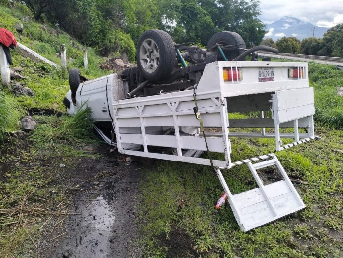 Vuelca camioneta de redilas cera de la caseta de cobro de Santa Casilda