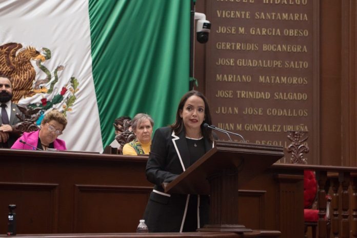 Tras reconocer el papel fundamental que tiene la cultura en nuestra sociedad, pues sólo a través de ella cada ciudadano puede convertirse en un ser libre e ilustrado, la diputada del Distrito 11 de Morelia