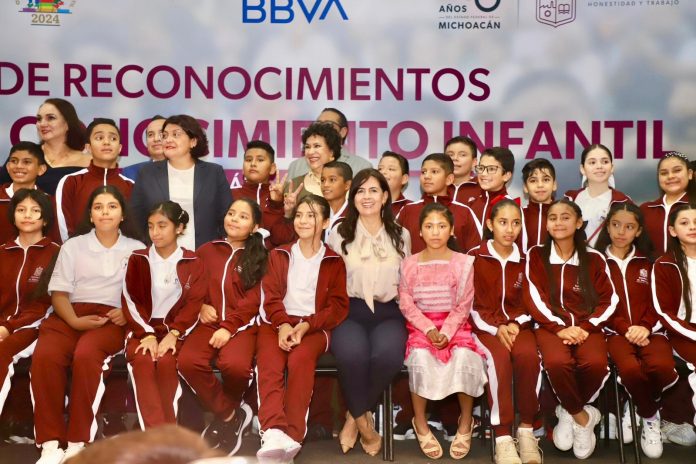 Reconocen a los 53 mejores estudiantes en la Olimpiada del Conocimiento Infantil