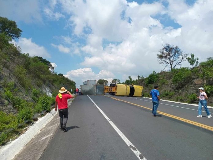Vuelca tractocamión en la autopista Pátzcuaro-Cuitzeo