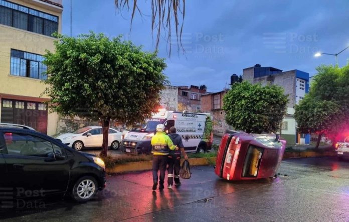 Volcadura de auto deja 2 heridos en la Av. Nocupétaro de Morelia Volcadura de auto deja 2 heridos en la Av. Nocupétaro de Morelia