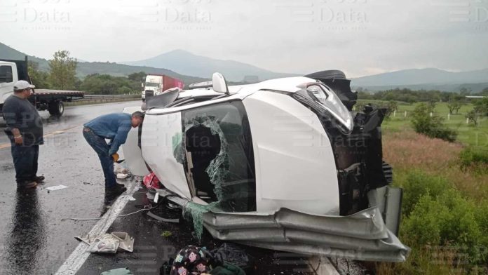 Familia queda herida al volcar camioneta en la Pátzcuaro-Cuitzeo