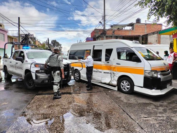 Choque de patrulla de la GN y combi deja una pasajera herida, en Morelia