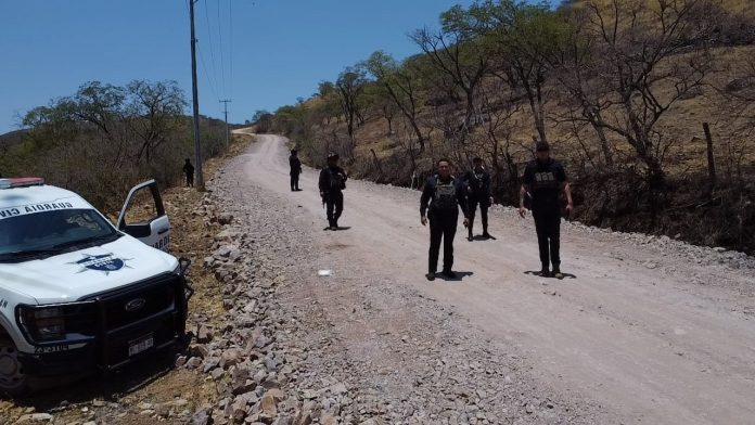 Enfrentamiento en Cotija; preliminar 2 policías municipales muertos y 3 heridos Enfrentamiento en Cotija; preliminar 2 policías municipales muertos y 3 heridos