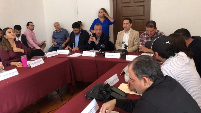 Gobernador clausura el ciclo escolar 2023-2024, asegura que fue el segundo “sin paros” El gobierno de Michoacán, encabezado por Alfredo Ramírez Bedolla, llevó a cabo la ceremonia de clausura simbólica del ciclo escolar 2023-2024, el segundo de la administración estatal sin paros, subrayó el Ejecutivo Estatal, durante al acto cívico donde refrendó “con los maestros todo, sin ellos nada”. “Amigas y amigos, estamos cerrando un ciclo escolar más, con la satisfacción especial de ver cumplido el deber, pero también es el segundo año consecutivo de un ciclo escolar en Michoacán sin paros, y con las maestras y maestros presentes en las aulas, por eso, les agradezco y reitero que los maestros son parte del espíritu de nuestro gobierno, con las maestras y maestros todo, y sin ellos nada”. La titular de la Secretaría de Educación en el Estado (SEE), Gabriela Desirée Molina Aguilar, celebró la graduación de 9 mil escuelas a lo largo y ancho del estado, así como que un millón 265 mil estudiantes en los diferentes niveles escolares que terminaron el ciclo escolar, con lo cual refrendó el logro de la administración estatal, luego de más de 15 años con interrupción de clases. “Vivimos durante más de 15 años interrupción de las clases, 50 días de paro, 20 días de paro, 70 días de paro, y después una pandemia, así que regresar a un ciclo escolar completo, el segundo impulsado por esta administración, representa todo lo que es posible lograr desde el magisterio michoacano con el apoyo de papás, de mamás, de trabajadores de la institución y de todo un gobierno y un gabinete comprometido con la educación de niñas, niños y adolescentes”. El evento se llevó a cabo en la Escuela Primaria “18 de Marzo”, a la cual pertenece el profesor Refugio Armando Salgado Morales, ganador del concurso para la creación del himno a Michoacán, del cual dio muestra durante el evento, en el que también se entregó un cheque por un millón de pesos para obras de infraestructura en el centro escolar anfitrión. Reconocida por su destacada participación en las Olimpiadas del Conocimiento Infantil a nivel estatal, Laura Yamileth Martínez Calixto, estudiante del sexto de primaria, expresó que esta prueba le enseñó la importancia de la perseverancia, la dedicación y la disciplina, valores que, más que como estudiante, le permitió crecer como persona. “Participar en la Olimpiada del Conocimiento Infantil 2024 no sólo me hizo crecer como estudiante, sino también como persona, me siento muy orgullosa de haber sido parte de esta experiencia y seguir esforzándome para alcanzar mis metas y sueños en lo sucesivo”.