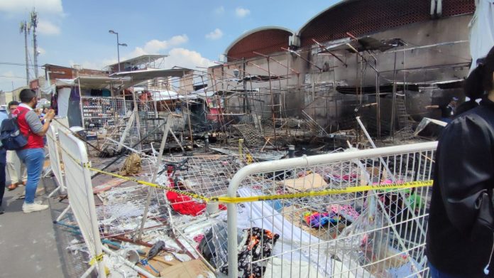 Incendio deja 24 locales calcinados en el Mercado Independencia de Morelia