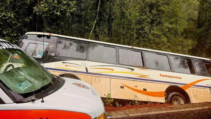 Autobús se sale del camino en la libre Uruapan - Pátzcuaro; hay 5 heridos leves