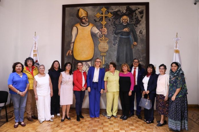 Maestra Yolanda Sereno dona obra de Arte Plumaria a la UMSNH; Rectora reconoce su contribución en el arte michoacano