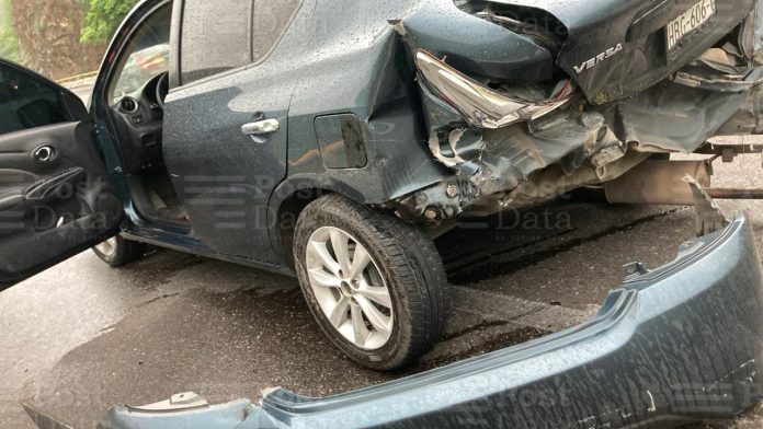 Se registra choque entre tráiler y auto particular, en la autopista Siglo XXI