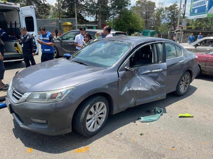 Choque de moto contra auto deja pareja herida en la Av. Madero Poniente de Morelia