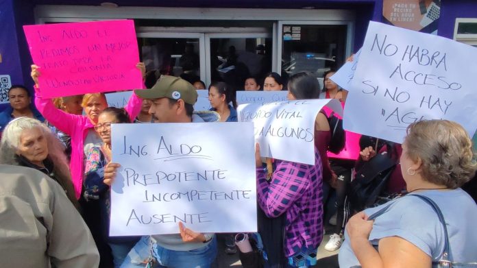Sin agua desde hace un mes, vecinos de la Wenceslao Victoria protestan en OOAPAS Sin agua desde hace un mes, vecinos de la Wenceslao Victoria protestan en OOAPAS