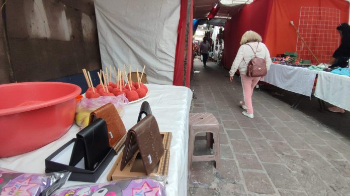 Comerciantes afectados por el incendio volvieron a instalarse en la explanada del Mercado Independencia Comerciantes afectados por el incendio volvieron a instalarse en la explanada del Mercado Independencia