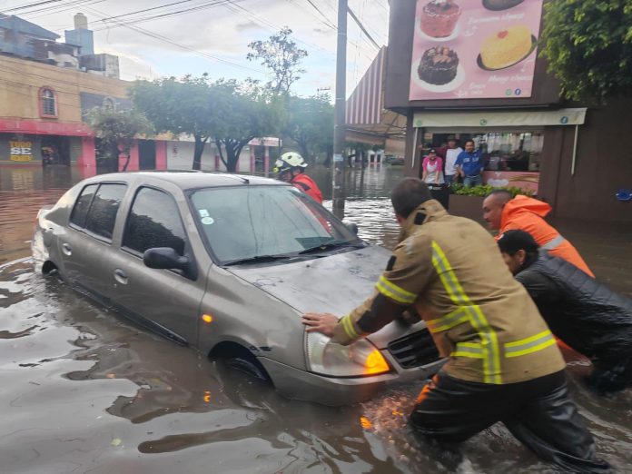 Alrededor de 60 viviendas afectadas, autos varados y calles inundadas dejó la lluvia en Morelia