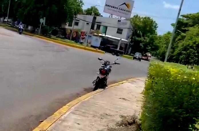 Vehículo embiste a motociclista y huye