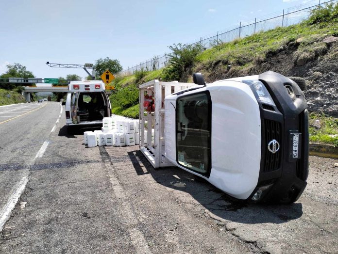 Camioneta vuelca a unos metros de la caseta de Santa Casilda