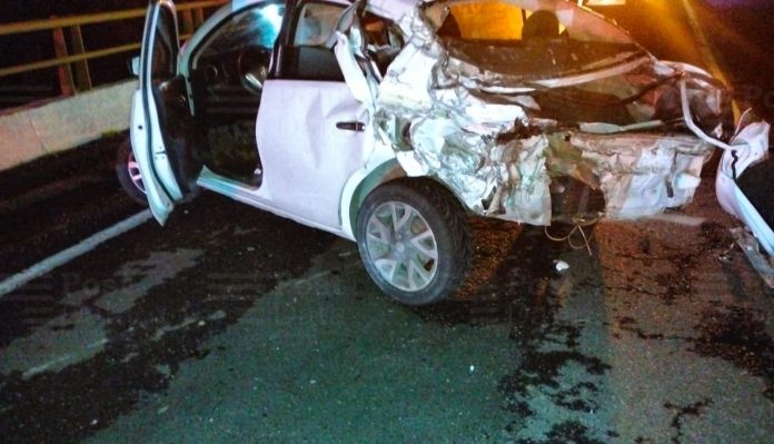 Un tráiler accidentado,otro atorado en sistema anti-evasión y un auto chocado, en la autopista Siglo XXI