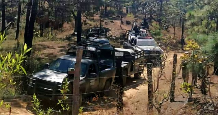Localizan a dos asesinados a bordo de una camioneta en Uruapan