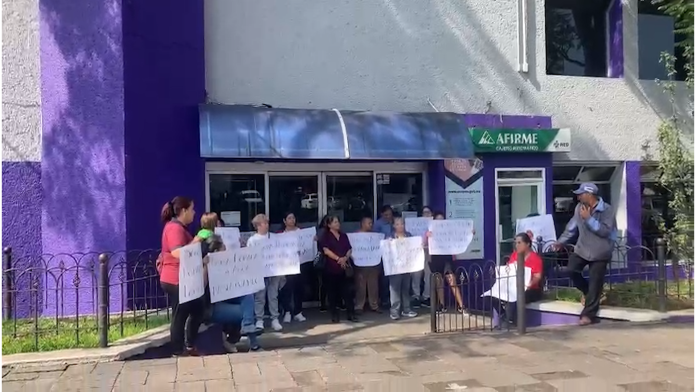 Por falta de agua, vecinos de Loma Dorada toman las oficinas del OOAPAS Morelia