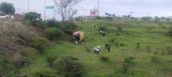 Caída de camión de pasajeros a desnivel deja 2 muertos y 25 lesionados en la Morelia-Recinto Ferial