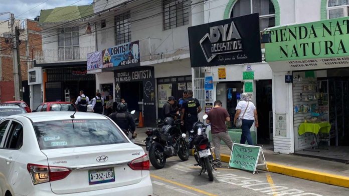 Delincuentes atracan tienda de accesorios para celulares en Villa Universidad, Morelia