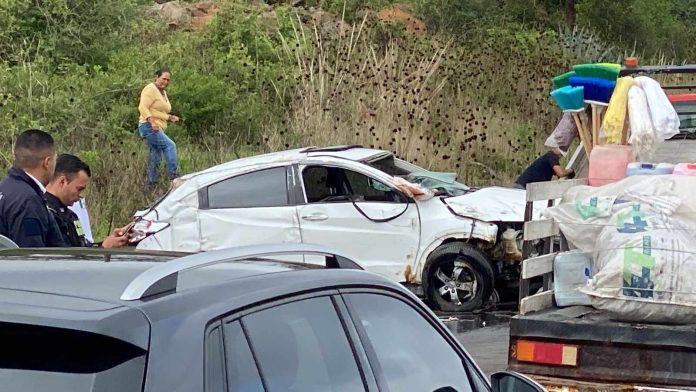 Vuelca camioneta en la Morelia-Quiroga; hay 2 heridos