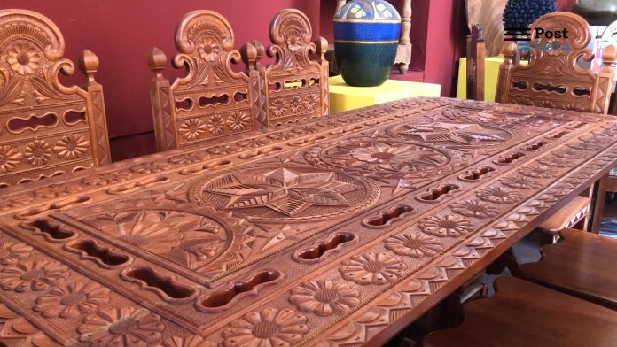 Grandes marcas” triplican precios de muebles que fabrican artesanos de Pichátaro