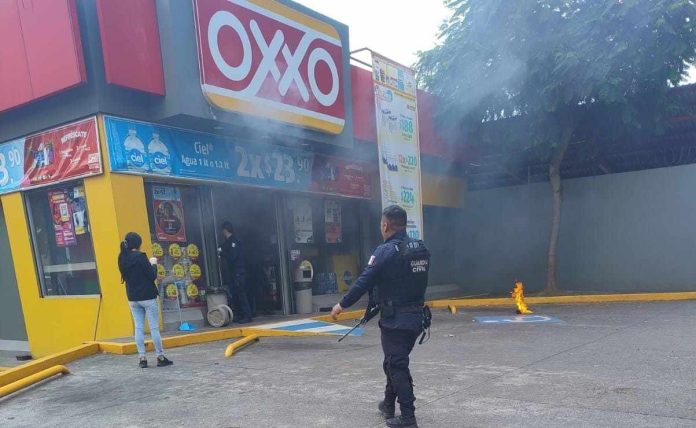 Delincuentes incendian tres Oxxos y varios vehículos en distintos puntos de Uruapan