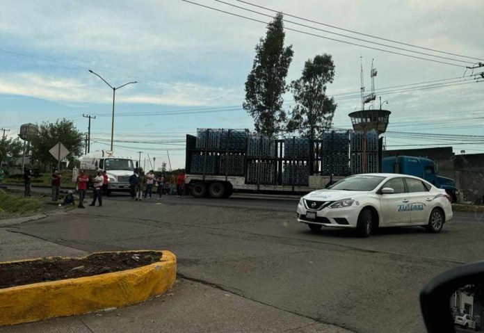 Habitantes de Caltzontzin bloquean el Boulevard Industrial por desaparición de dos jóvenes