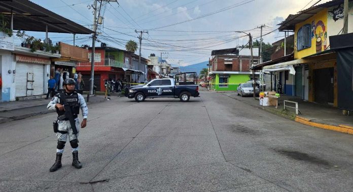 Tendero es asesinado a tiros dentro de su local, en Uruapan
