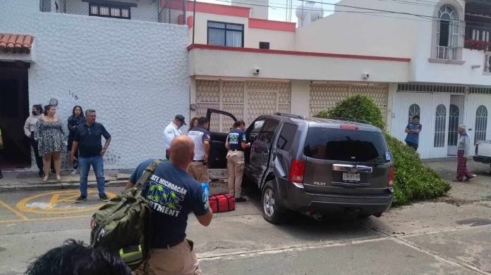 Camioneta choca contra auto, domicilio y árbol en la Chapultepec Oriente de Morelia; hay 1 herido
