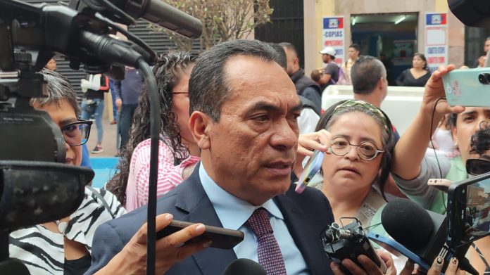 Ataque de criminales, asesinato de Guardia Civil en Altozano: FGE Sin establecer el probable móvil del homicidio de un elemento de la Guardia Civil ni si existió el uso de armas de alto poder, el Fiscal general del Michoacán, Adrián López Solís, expresó que se realizó el acopio de evidencia y el embalaje de los indicios del hecho consumado en la Glorieta del Papa. Entrevistado sobre el tema señaló que no tiene elementos para establecer una hipótesis definitiva del hecho, "evidentemente están tomando conocimiento del caso, la información preliminar que tengo es que elementos de Guardia Civil en motocicleta pretendieron revisar un vehículo le marcaron el alto, y en ese momento fueron víctimas de la agresión por arma de fuego". Hasta el momento dijo que solamente se tiene reportado el fallecimiento de un elemento de Guardia Civil. López Solís aseguró que tan solo en Morelia tienen una efectividad por arriba del 80% en los casos que se investigan y aclaran, al sostener que hay un descenso importante en la incidencia de los delitos, esto sin revelar los números que avalan su postura, ya que dijo que cada vez que comparte la cifra de la baja incidencia no es para cantar victoria ni para decir que se ha erradicado el delito. El fiscal afirmó que estos enfrentamientos no tienen su origen en los elementos de seguridad sino en los criminales, al pedir que se les "pregunte" a los delincuentes los motivos de los ataques, aunque consideró que reflejan la magnitud de la situación de inseguridad que se vive en la entidad.