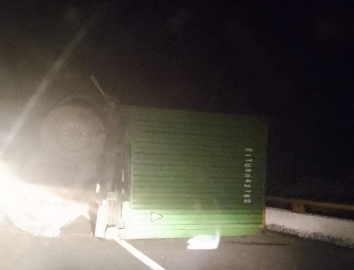 Tráiler se accidenta en la autopista Siglo XXI
