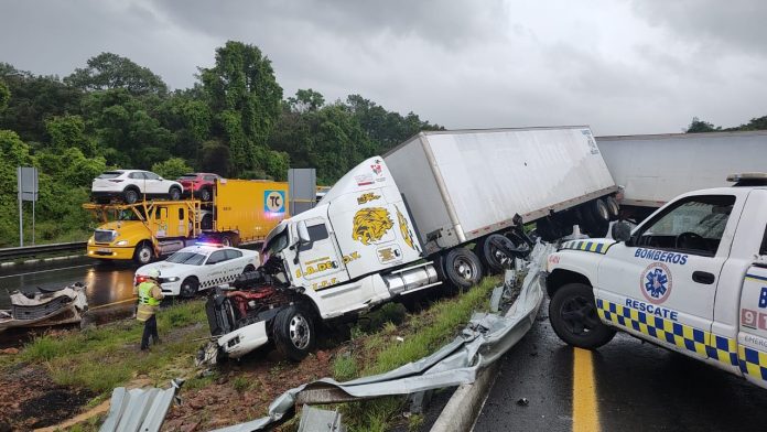 Tráiler con doble remolque se accidenta y bloquea la autopista Siglo XXI